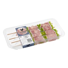 Brochetas de pollo, pimiento verde y tocino de cerdo con varilla