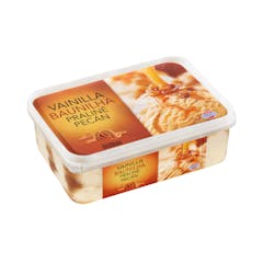 Helado sabor vainilla praliné con nueces pecán Hacendado y sirope de caramelo