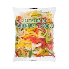 Salteado de pimientos y cebolla cortado y lavado