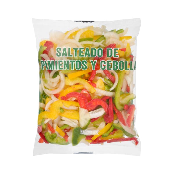 Salteado de pimientos y cebolla cortado y lavado